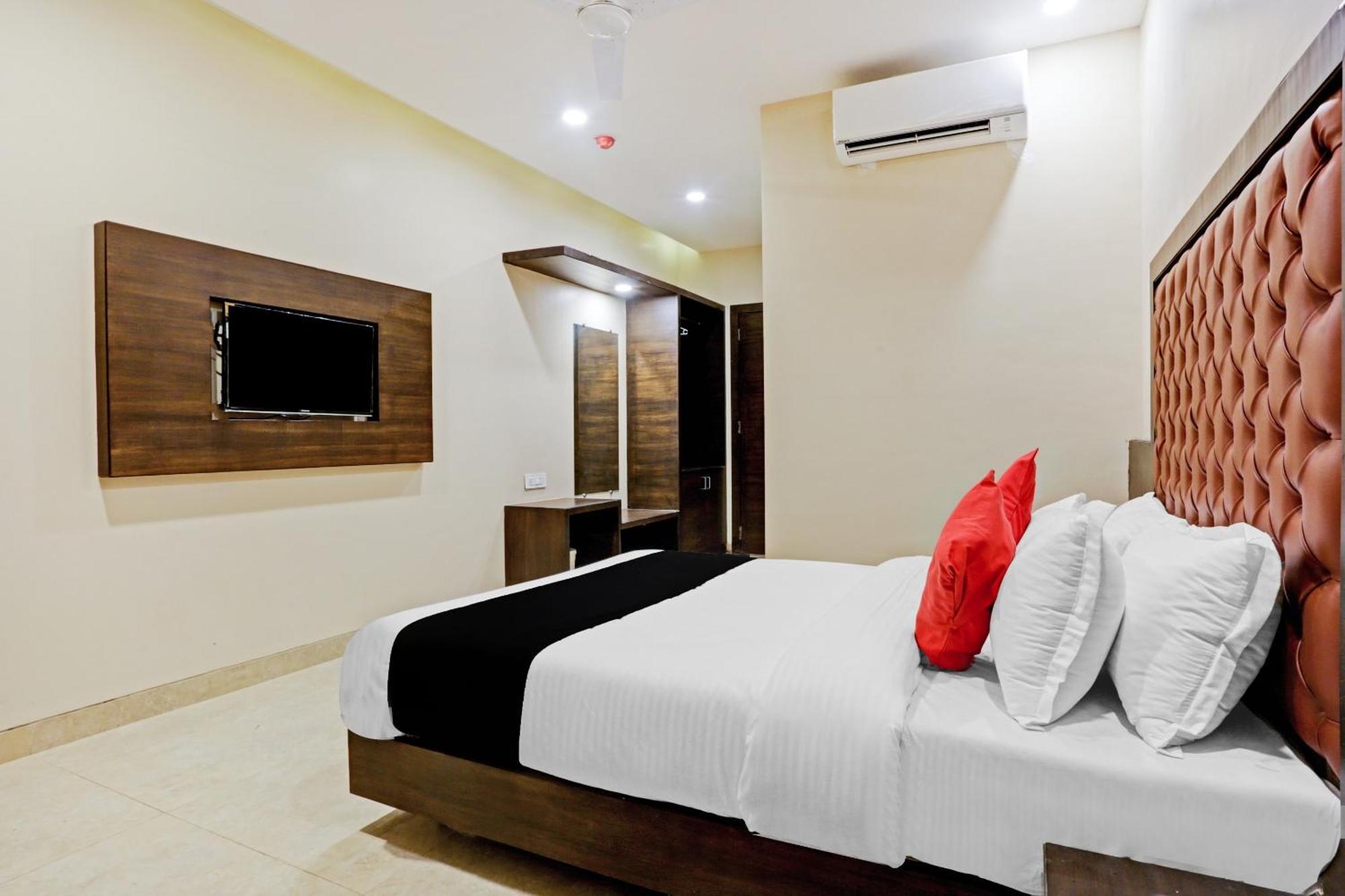 Capital O 80951 Hotel Vertigo Suite Мумбай Екстериор снимка