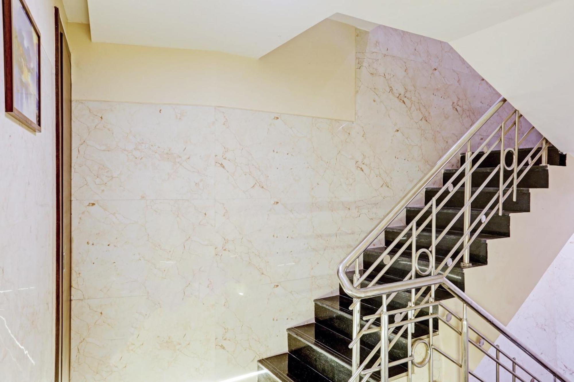 Capital O 80951 Hotel Vertigo Suite Мумбай Екстериор снимка