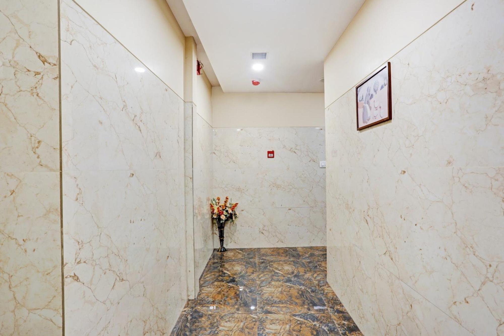 Capital O 80951 Hotel Vertigo Suite Мумбай Екстериор снимка